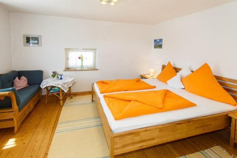 Apartment Cafe Chiemgau Und Gaestehaus